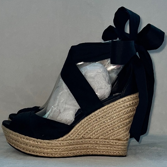 UGG Lucianna Black Tie-Up Wedge Size 8.5 - Picture 4 of 15